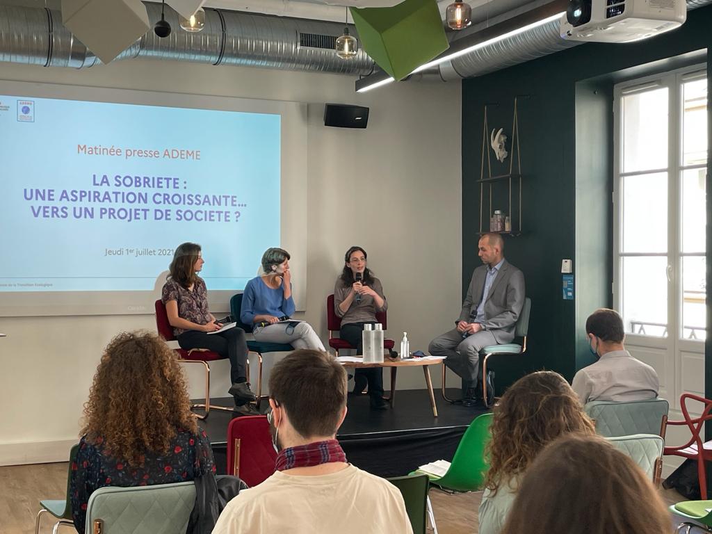 ademe's tweet photo. [#ADEMEdécode]🌍
Ce matin, l’@ademe a le plaisir de réunir experts &amp; journalistes pour débattre ensemble sur les enjeux de la #sobriété pour les citoyens, les #CollTerr et les #entreprises.
📸@ar_leroy, PDG de l’@ademe, ouvre cette matinée d’échanges. #ConsommerMoinsMaisMieux https://t.co/6LLlTlDGR4