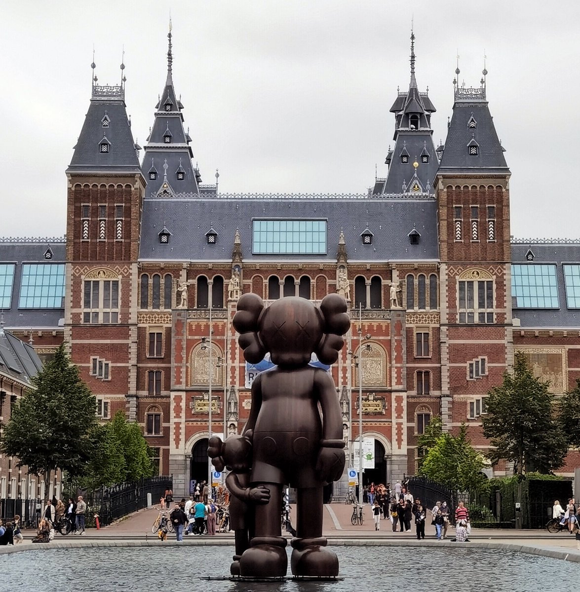 AmsterdamNL's tweet photo. De zevende editie van ARTZUID is van start 🙌. De route gaat langs 50 bijzondere kunstwerken en loopt door de groene straten van stadsdeel Zuid 🌳💚. De tentoonstelling zal tot en met 17 oktober te zien zijn. 

➡️ https://t.co/GeJNaLGcLd https://t.co/WfNArfZwPr