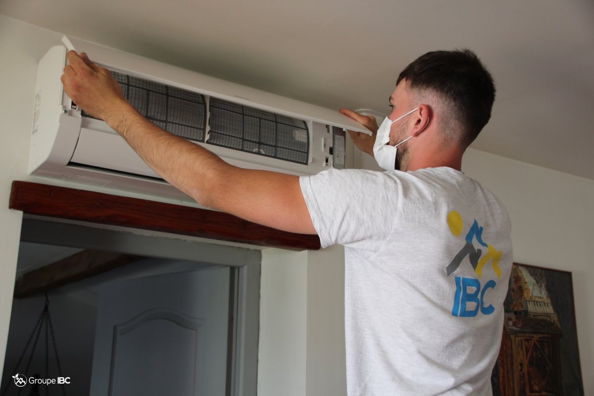 #LundiMotivation #IBCenAction
Passez l'#été au frais avec IBC ENR🏡
Nous retrouvons notre technicien Xavier pour l'installation d'une #climatisationréversible Dodai <a href="/JCHitachiFrance/">Hitachi Cooling & Heating France</a>👍
N'attendez pas la canicule pour installer votre climatiseur🥵☀️
👉groupeibc.fr😉
#RGE