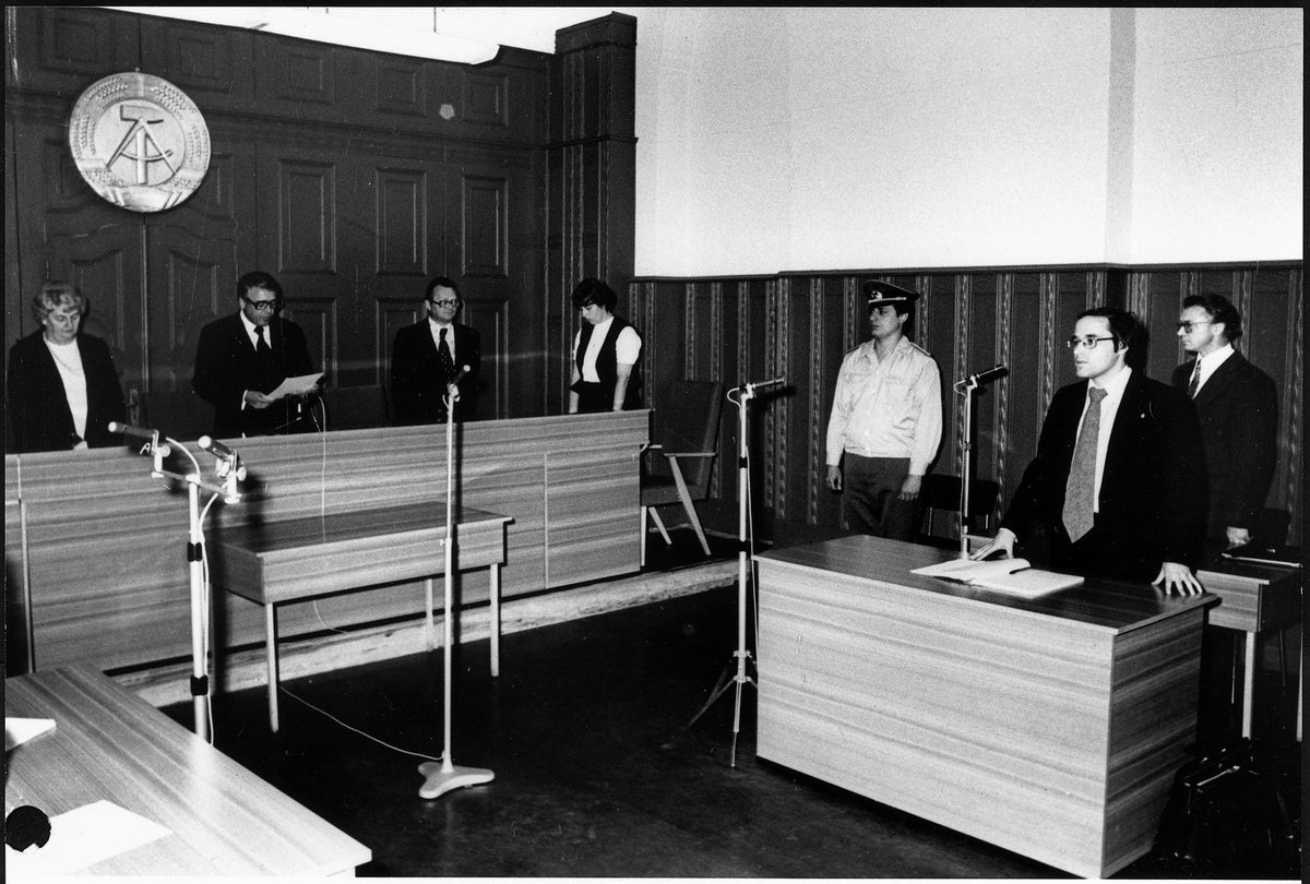 ErnstvAll's tweet photo. "Ich war der nützliche Idiot"
Die Verhandlung gegen #DDR-Dissident Rudolf #Bahro im Sommer 1978 war ein abgekartetes Spiel. Damit der Schein eines ordentlichen Verfahrens gewahrt blieb, saß Reporter Klaus #Taubert im Gerichtssaal - als einziger Journalist
https://t.co/1lcT3qZFF8 https://t.co/89f19puI3x