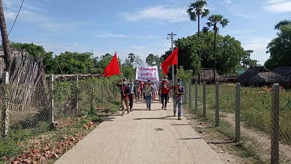 Anti-Junta coalition strike of locals did both the marching and sit-in protests in Sarlingyi and YinMarBin, Sagaing today. #July1Coup #WhatsHappeningInMyanmar