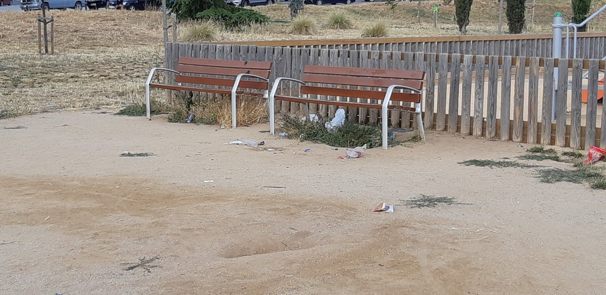 Hola <a href="/SmatsaSbd/">SMATSA</a> <a href="/Aj_Sabadell/">Ajuntament Sabadell</a> cuando uno llega al #ParcNord y lo ve así lleno de mierda, da pena, al Nord de #Sabadell no tenemos derecho de tener todos los días un parque con los bancos que robaron y limpio...