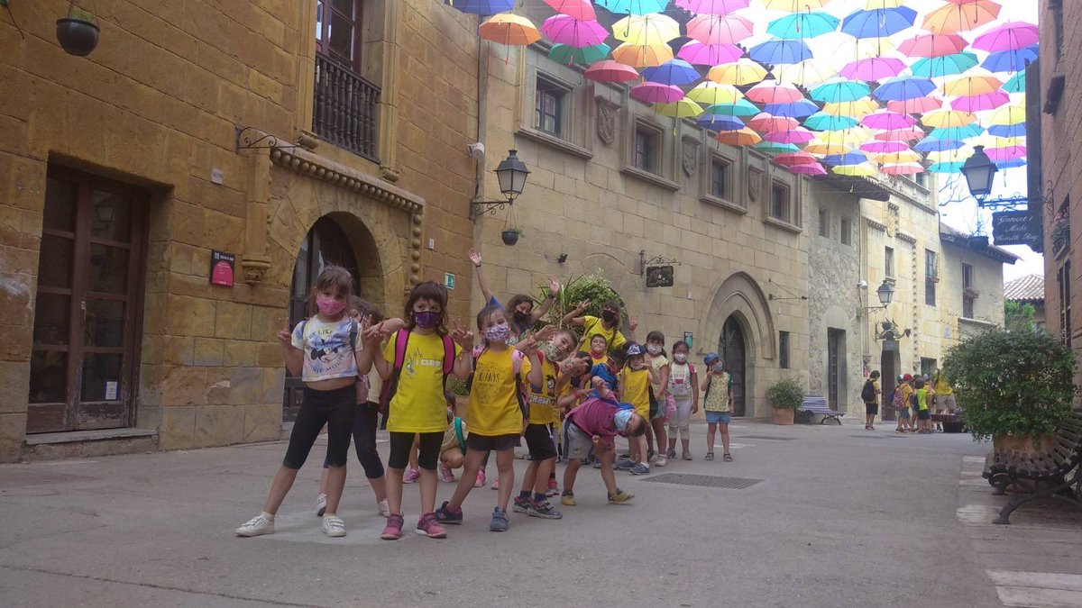cexixell's tweet photo. Els grups groc💛, vermell❤️, taronja🧡, verd💚 i rosa🌸 van gaudir d'una gimcana pirata🏴‍☠️ pels carrers del Poble Espanyol!🤩 https://t.co/Wt853nZbH1
