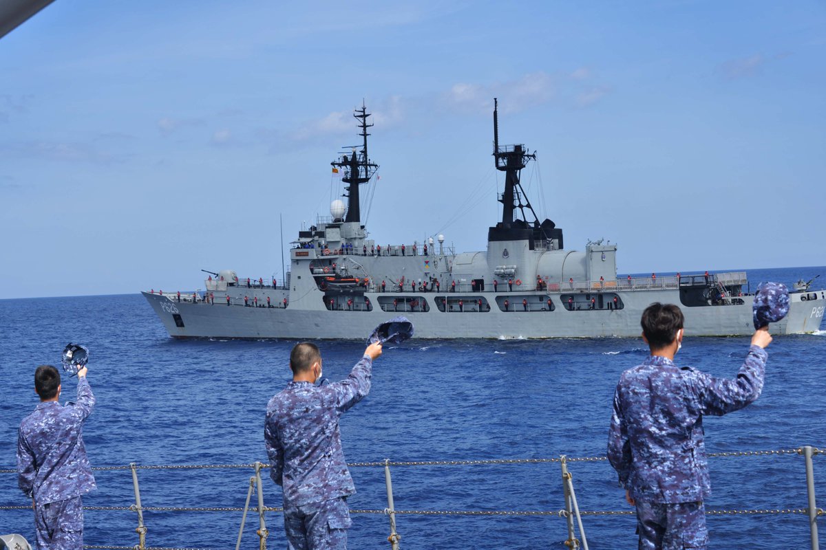 30 Jun, JS YUGIRI participated in multi-lateral training “CARAT2021” with the U.S. Navy and the #srilanka_navy. CARAT is an annual training event, conducted by the U.S. Navy to strengthen cooperation and promote maritime security cooperation. 
@USPacificFleet #relationship