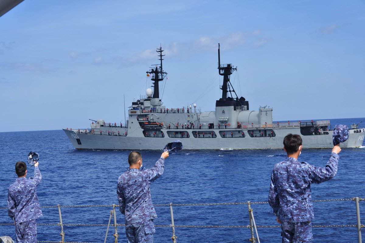 6月30日、護衛艦「ゆうぎり」は、米海軍沿海域戦闘艦「チャールストン」、同哨戒機P-8A等、スリランカ海軍哨戒艦「サユララ」及び同「ガジャバフ」等とともに、米スリランカ主催共同訓練に参加し、米海軍との相互運用性及びスリランカ海軍との友好関係の深化を図りました。　
＃CARAT2021　＃海の連携