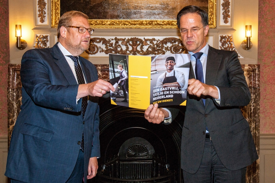 V_Branche's tweet photo. Gisteren overhandigde de wij samen Schoonmakend Nederland, Veneca en de Organisatie voor Erkende Verhuizers het dienstenpact aan @MinPres. Lees er hier meer over: https://t.co/bxaKNBD6Za https://t.co/voUrnFd8YC