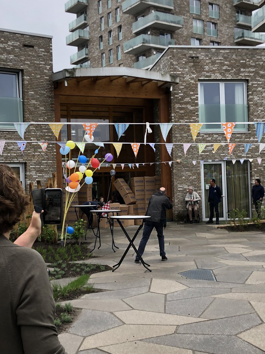 Schoolplein <a href="/HetKroonpad/">Het Kroonpad</a> en  <a href="/cso_dezonnehoek/">cso_dezonnehoek</a> is geopend. Is prachtig geworden! Met dank aan <a href="/gem_apeldoorn/">Gemeente Apeldoorn</a> <a href="/provgelderland/">Provincie Gelderland</a> en <a href="/JCFoundation/">Johan Cruyff Foundation</a> #schoolplein14