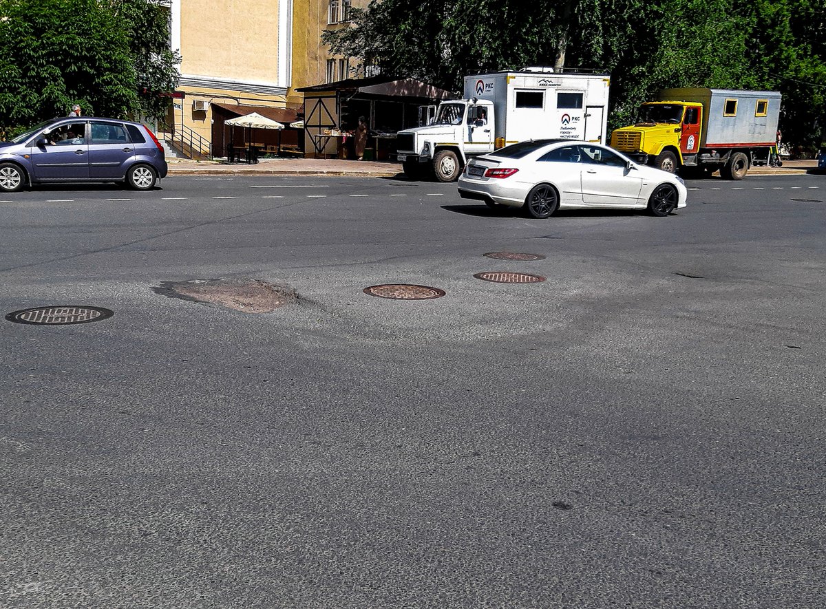 <a href="/DTransporta/">Дептранс Самары</a> <a href="/DepGorHozSamara/">Департамент ГХиЭ</a> <a href="/sks_rks/">СКС</a> <a href="/Teploenergy63/">teplo.energy.63</a> <a href="/adm_Len/">Администрация Ленинского внутригородского района</a> <a href="/SamMobilePriem/">Мобильная приемная Губернатора Самарской области</a> <a href="/E_Lapushkina/">Елена Лапушкина</a> <a href="/avtosamara/">автоСамара</a>  огромный провал вокруг колодцев на перекрёстке Полевая - Галактионовская. Ждём когда автобус в метро телепортируется?