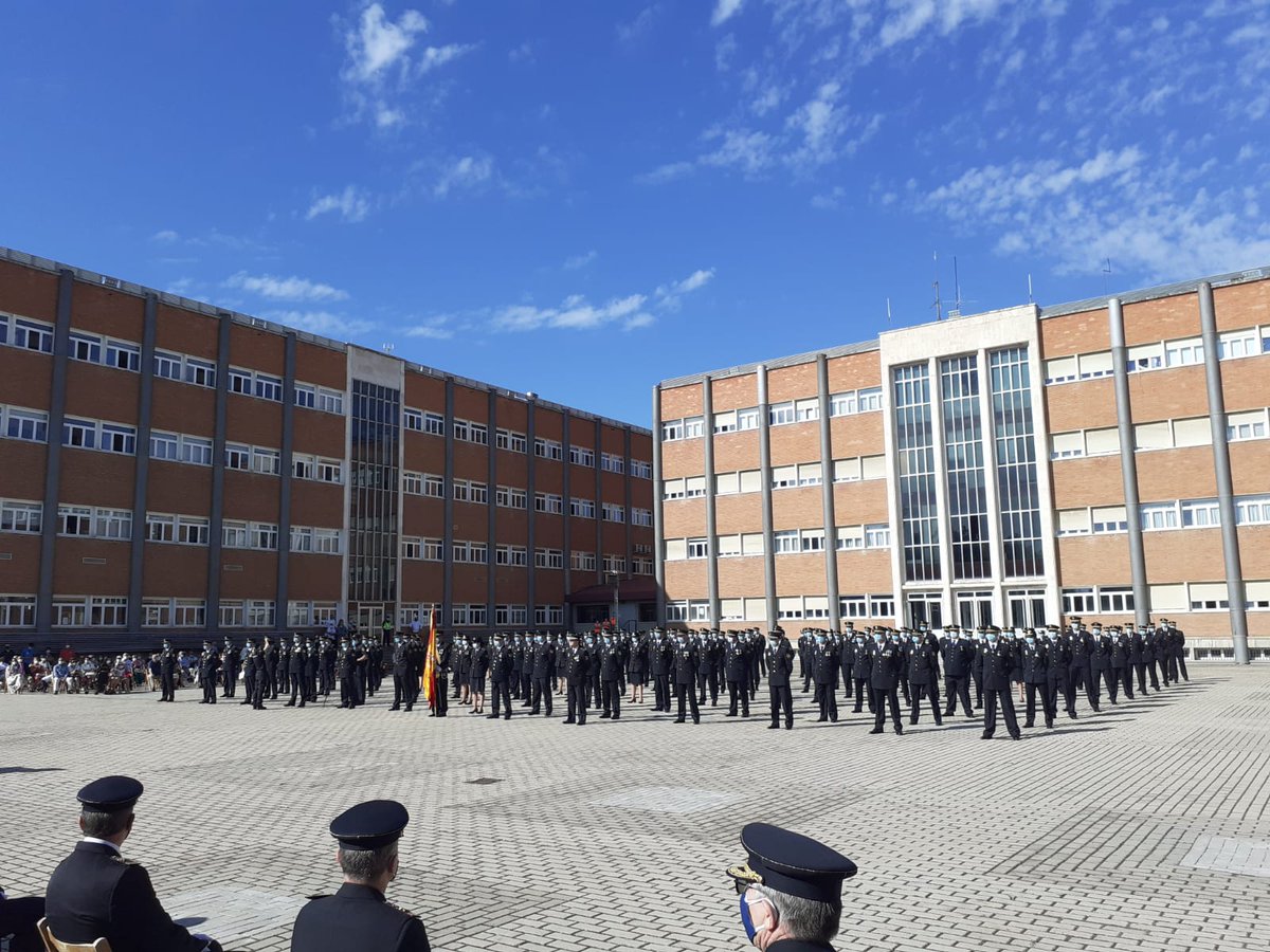 Sup_Policia's tweet photo. 👏Enhorabuena a todos los compañeros de la #PromociónXXIX que tras mucho esfuerzo hoy ven culminado su sueño de ser #Subinspectores de #PolicíaNacional
🍀Mucha suerte en vuestros nuevos destinos
💪Nos tenéis a vuestra disposición en
tuvozenelconsejo@sup.es y en nuestras #SedeSUP https://t.co/Pb53uHJujk