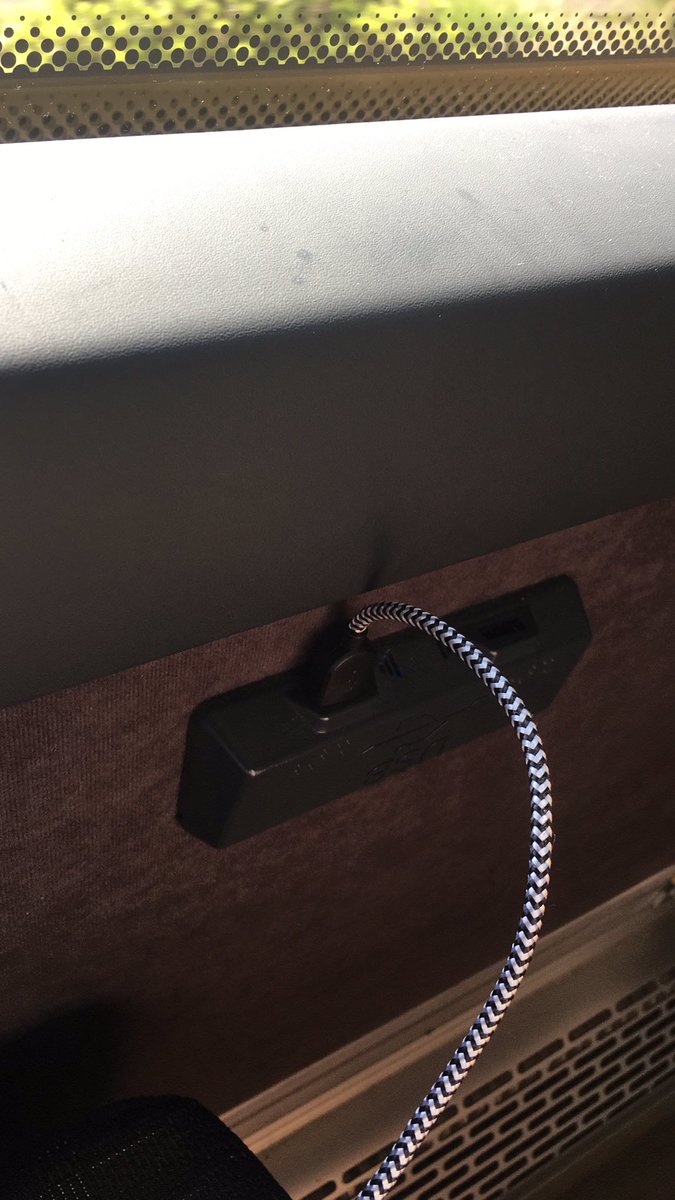 ChLassus's tweet photo. @TRANSCUB prise USB ds le bus bordeaux-lacanau !! Merci https://t.co/Yc5f8ZfSul