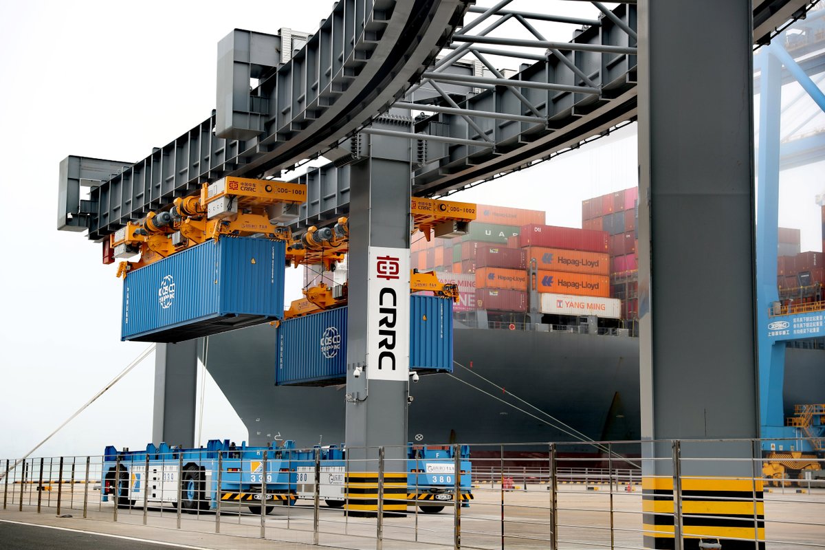 iShandong's tweet photo. Global pioneer! An air-track intelligent transport system moves a container at a port in #Qingdao, #Shandong, on Tuesday as a demonstration section goes into operation. The innovative system will make moving containers at ports more efficient. #ShandongDevelopment #ShandongBiz https://t.co/F1lPqwLjjt