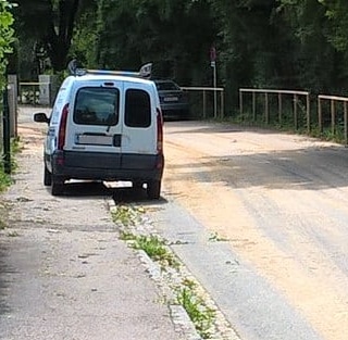 gruenspechtblog's tweet photo. Auch Gehsteige sind für Autos da #mussmanwissen 🙈 https://t.co/Ynb4IAipGh