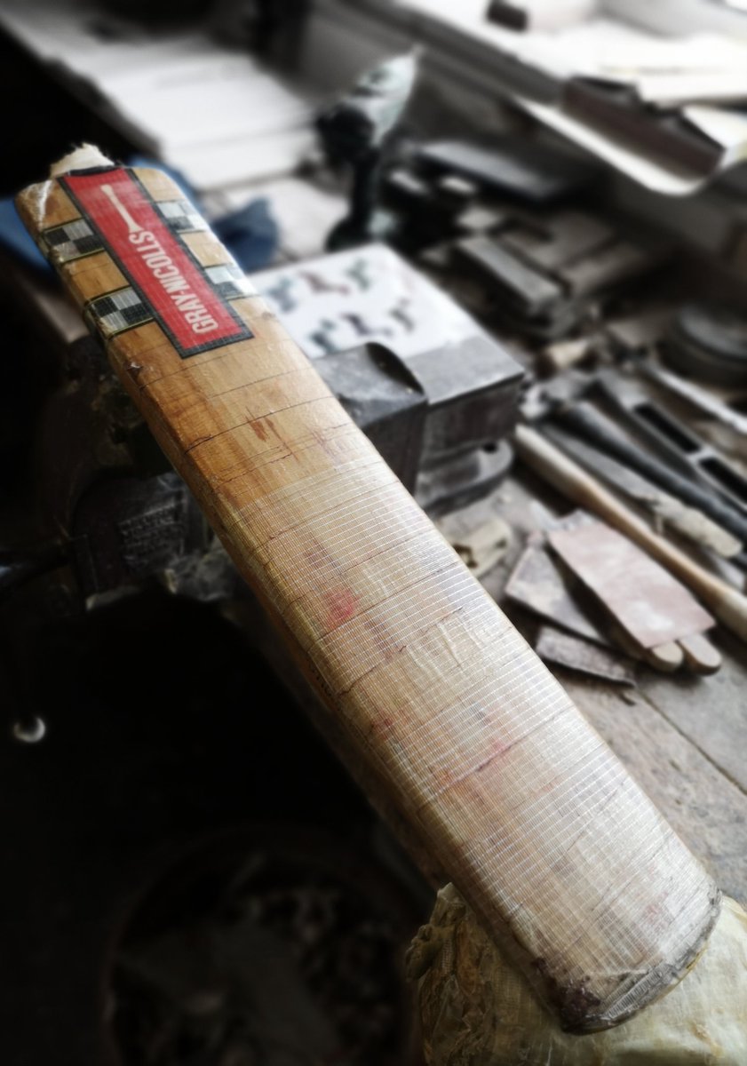 MadeByGrayNics's tweet photo. Scrubbed up pretty well - A very worn Powerbow from around 2010/11, also missing a handle - unusual shape, taking the flattened rear splice from the Dynadrive and combining it with the lower bowed #Powerbow profile - hopefully ready for more action

#GrayNicolls #BatRepairs https://t.co/t5WqdZiQH3