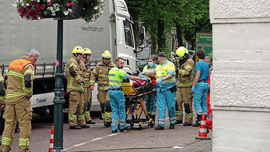 Fietser zwaargewond bij aanrijding met vrachtwagen op Veemarkt Hoorn..