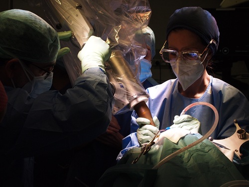 hospitaldelmar's tweet photo. Primeras intervenciones con #radioterapiaintraoperatoria para #metástasis en #cerebro. Permite ahorrar al paciente el tratamiento posterior de #radioterapia https://t.co/T22LlkZHGz #oncologia #neurocirurgia #oncologiaradioteràpica @DraGVillalba @palmiforo @Algara_M @marietaportu https://t.co/tnsfHQ7A5M