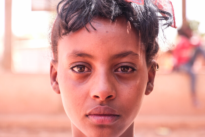 ayudaenaccion's tweet photo. Feven es una chica de 17 años que vive en uno de los campos de refugiados donde trabajamos en Etiopía. Cuida de su madre enferma. Con solo 9 años se vio obligada a migrar a causa de la guerra en su país #UntrendingTopics https://t.co/bszeCKKMRZ