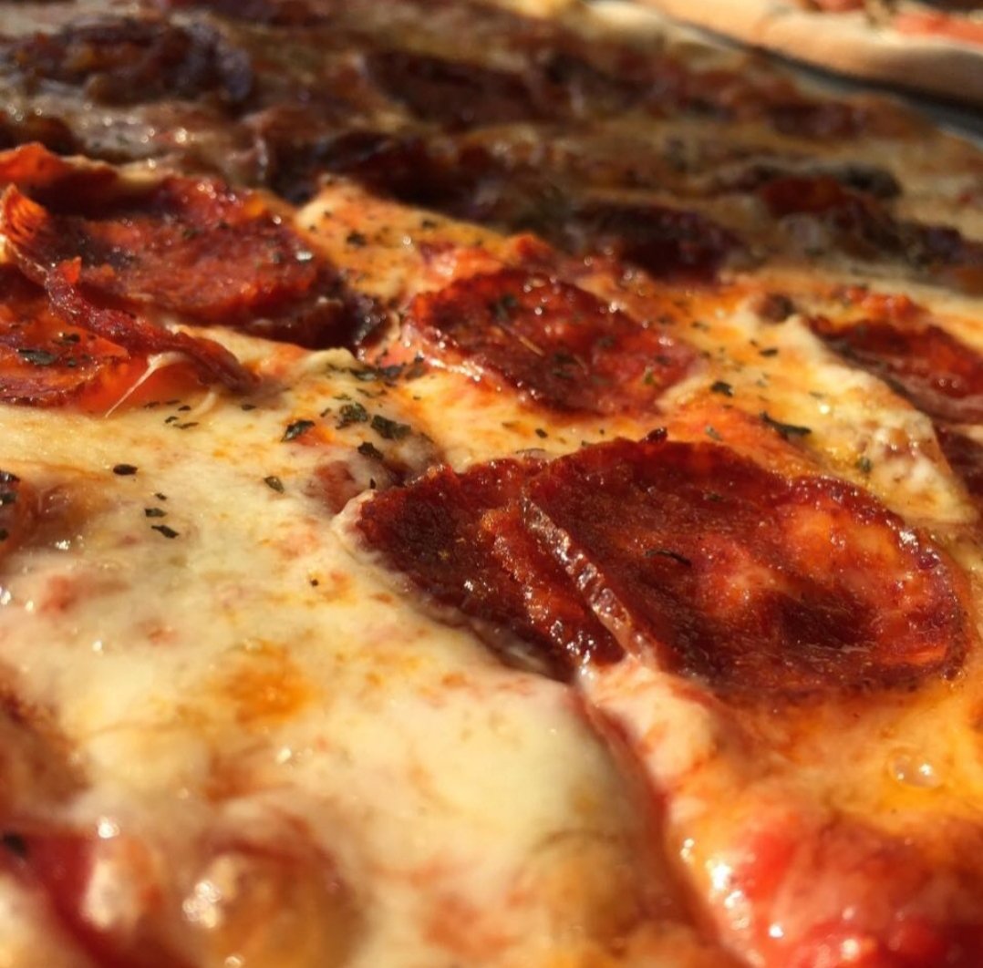 ravnogorka's tweet photo. И кад је топло, може једно парче.. 🍕😘
#bejbe https://t.co/h2QkSZbr2d