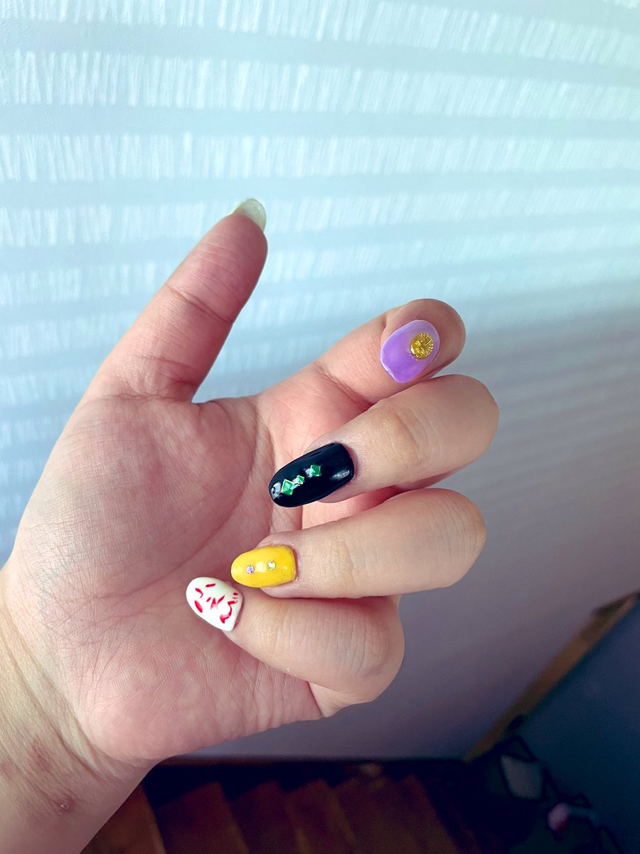 猫助 ボイコネ على تويتر ネイルチップ作ってみた初心者だから暖かく見て 痛ネイルチップイラスト書けないから転写でやった セリアさんのチップあまりサイズなかったから浮いちゃう 痛ネイルチップ作って見た
