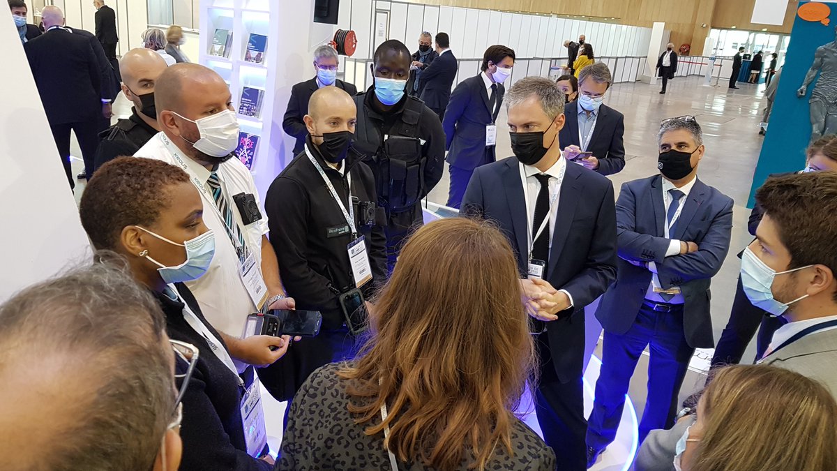 KeolisIDF's tweet photo. QR codes augmentés @navilens, #sûreté dans les #transports, borne d'info voyageur #epaper déployée à #Paris : l'expertise #Keolis présentée aux participants du Parcours #Mobilité du #SalonAMIF aux côtés de @JBHamonic et Amandine Martin. Merci aux participants !
#KeolisAMIF https://t.co/pHqGUkfmWB