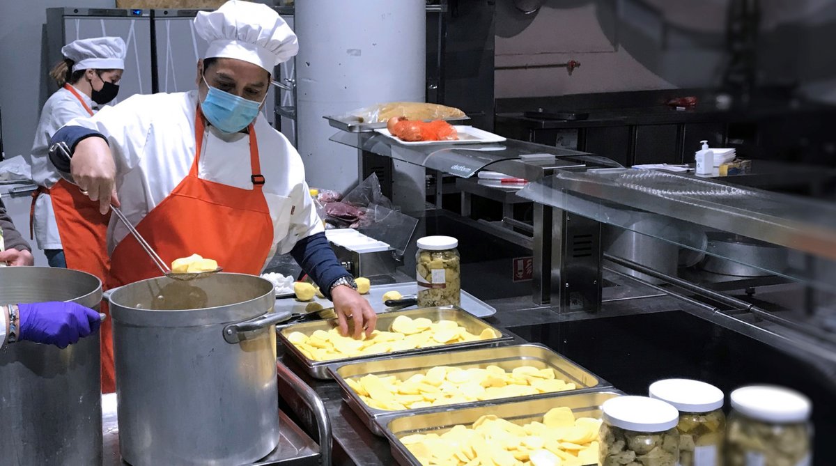 VistalegreMad's tweet photo. La ONG @cooperacion Internacional - IYC, galardonada con uno de los grandes premios nacionales de 100.000 euros de @BBVA_espana, por el trabajo que está realizando la Cocina Social del Palacio Vistalegre de Madrid.
📰https://t.co/pM2u28gKrI
#solidaridad https://t.co/6PF4y2bJyO