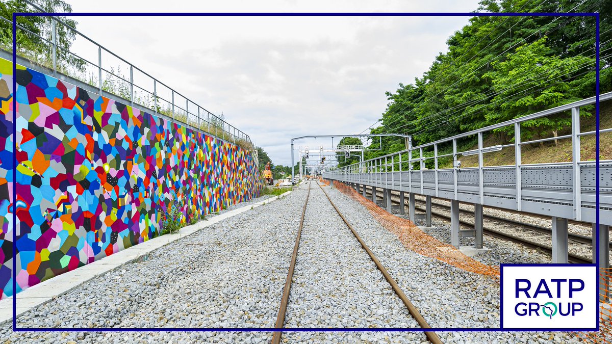 RATPGroupe_IDF's tweet photo. [Inauguration] Dans le cadre des travaux de la ligne du #RERB à Orsay, les élus de Bures-sur-Yvette ont pu découvrir en exclusivité les fresques réalisées par les artistes Popay &amp; Bault que les voyageurs pourront admirer lors de leurs voyages sur la ligne B. #RATPGroup https://t.co/stwKk1sJCw