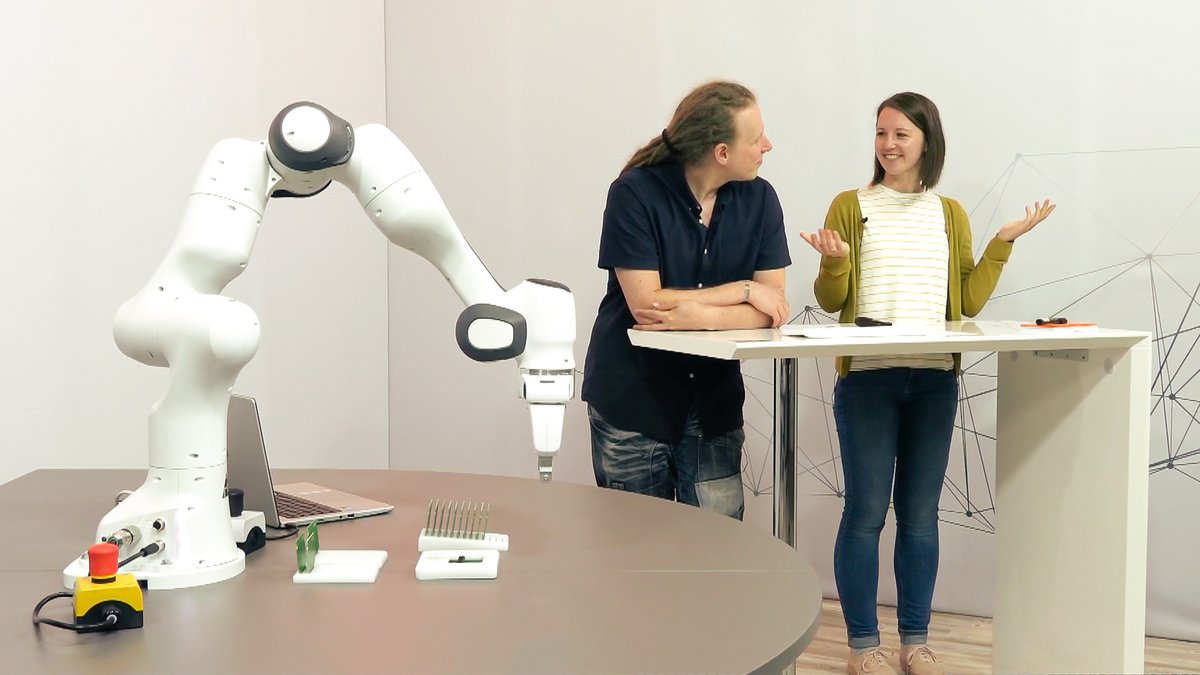 RobokindDE's tweet photo. Im Rahmen der @automaticafair erhielten interessierte Kinder, Jugendliche und Erwachsene durch Teilnahme an unserem Robotik-Workshop die #munich_i robot-driver’s license: https://t.co/MQrwj1doUl #automaticasprint #robotics #robotik #robokind @TU_Muenchen https://t.co/jhWqtSm4yp