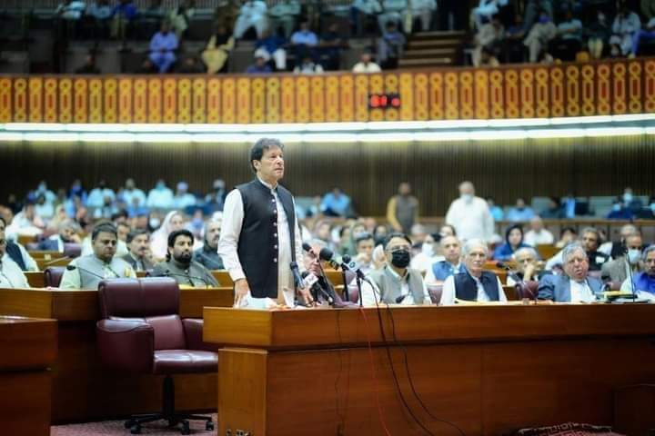 mahar_vehniwal's tweet image. #OneNation 
#OneLeader
لا الہ الاللہ
غیرت کا درس دیتا ہے۔

اللّٰہ کے آگے جھکنے والا سر 
#کسی انسان کے آگے کیسے جھک سکتا ہے
#اللہ_اپکا_حامی_وناصر_ہو