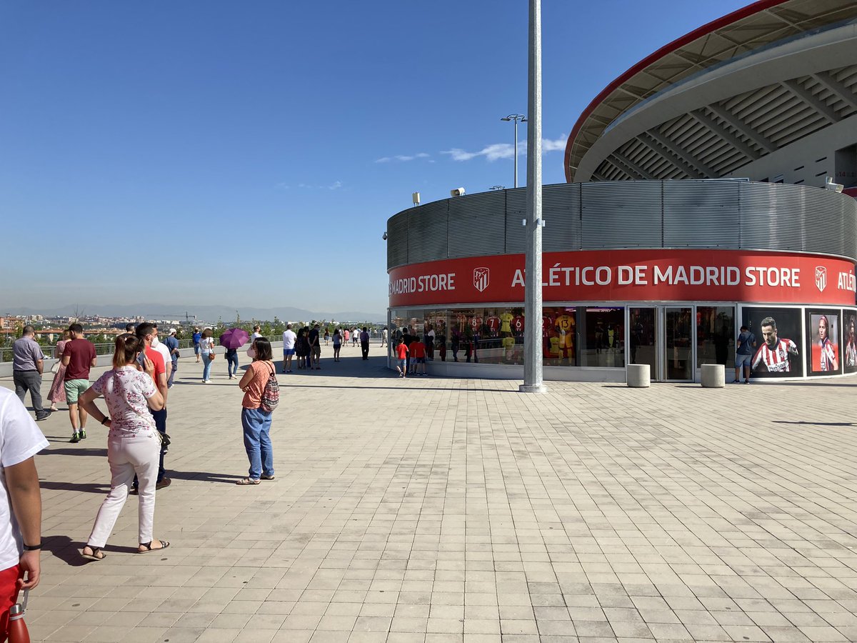 odoacro1977's tweet photo. @012CMadrid @IdiazAyuso la organización para vacunarse en Wanda Metropolitano es simplemente horrible; colas kilométricas trifurcadas; nadie organizando y hora de cita testimonial https://t.co/iCwWglOOcV