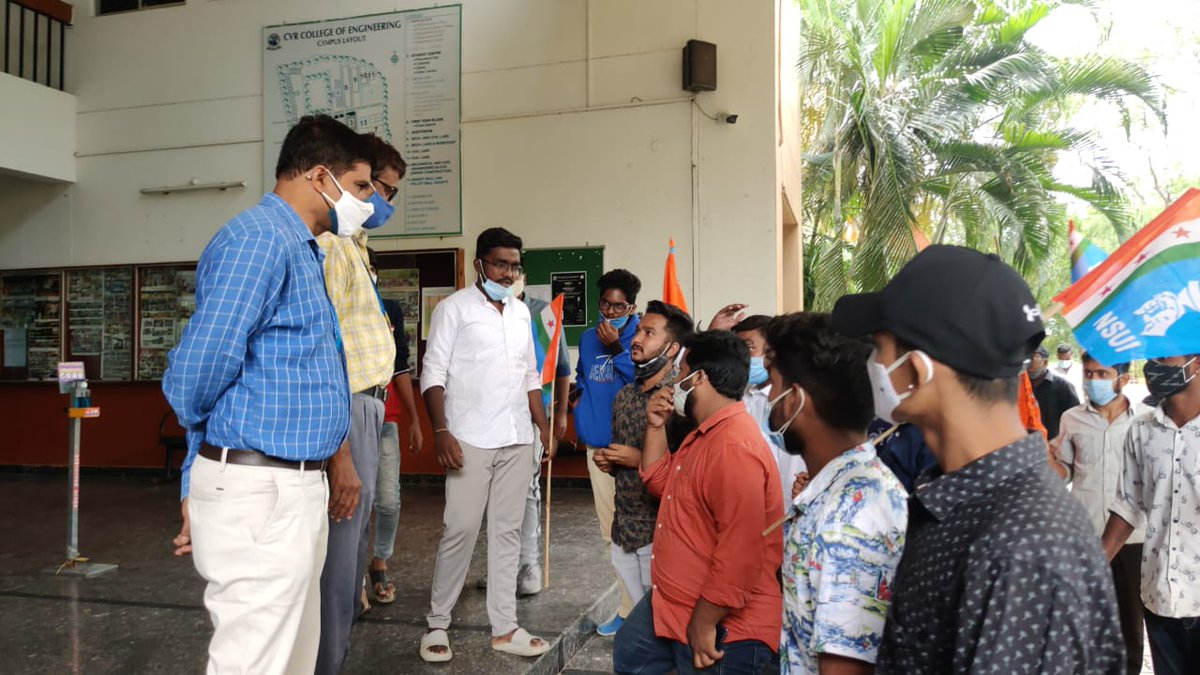 VenkatBalmoor's tweet photo. నిన్న  CVR కాలేజ్ విద్యార్థులకు ఇచ్చిన మాట ప్రకారం ఈ రోజు రంగారెడ్డి జిల్లా NSUI ఆధ్వర్యంలో CVR ఇంజనీరింగ్ కళాశాల మనేజ్మెంట్ ని కలిసి కాలేజ్ లో నిర్వ��ించే పరీక్షల నిర్ణయాన్ని తక్షణమే వెనక్కి తెగిసుకోవలని మరియు ఏదైతే విద్యార్థులకు కోవిడ్ నెగెటివ్ రిపోర్ట్ తప్పనిసరి అనే నిబంధనలను https://t.co/AVCTx5dh5J