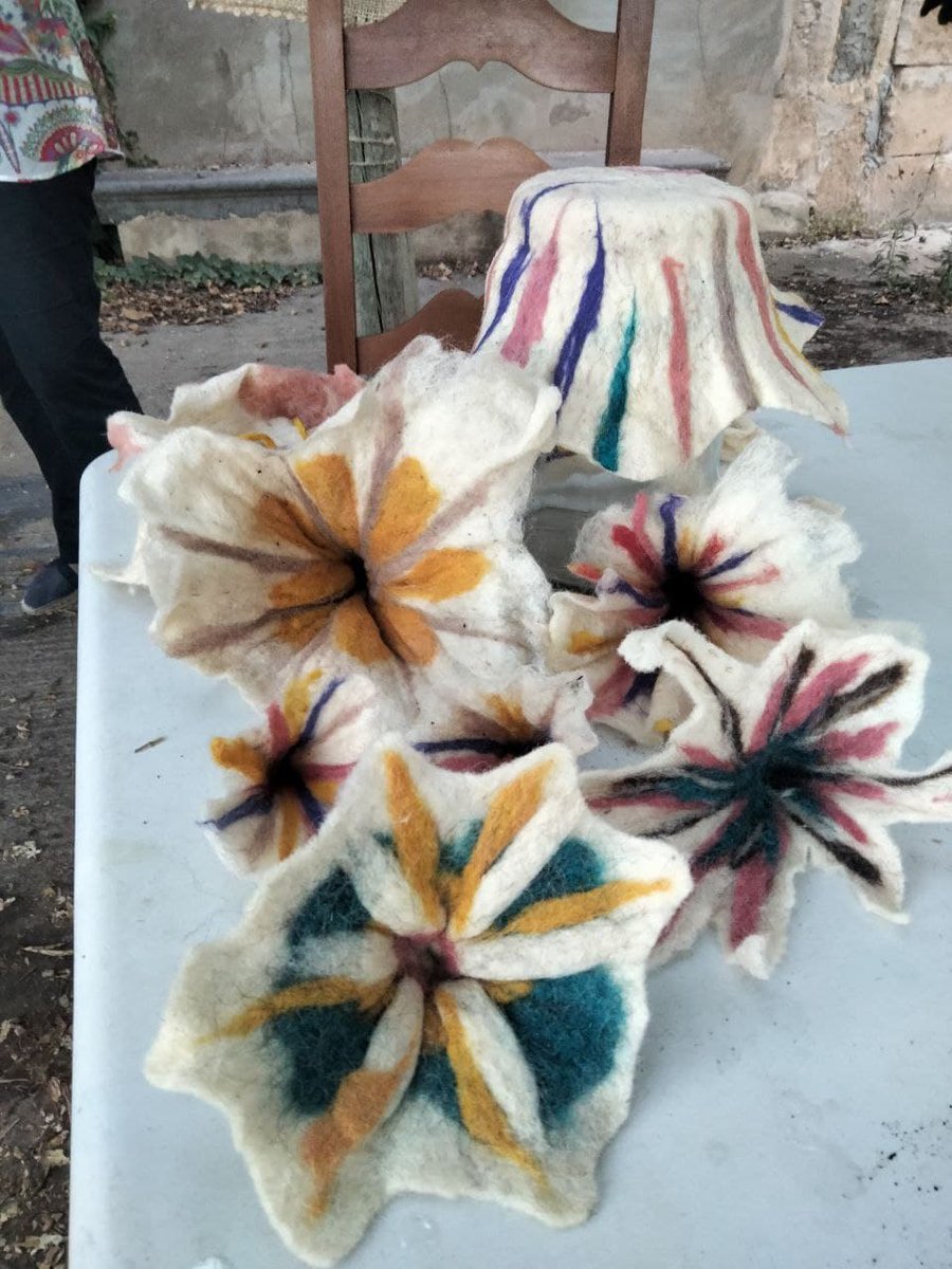 vasodemar's tweet photo. RT @EZLNIBPitiuses: Gràcies @llanatura pel vostre suport i ensenyament de la flor promesa, sou molt grans!
A agrair els ensenyaments que la seva rebel·lia i la seva resistència ens han regalat. A lliurar la flor promesa.
#LaGiraZapatistaVa  #Escuadrón421… https://t.co/u48D3hIzQC
