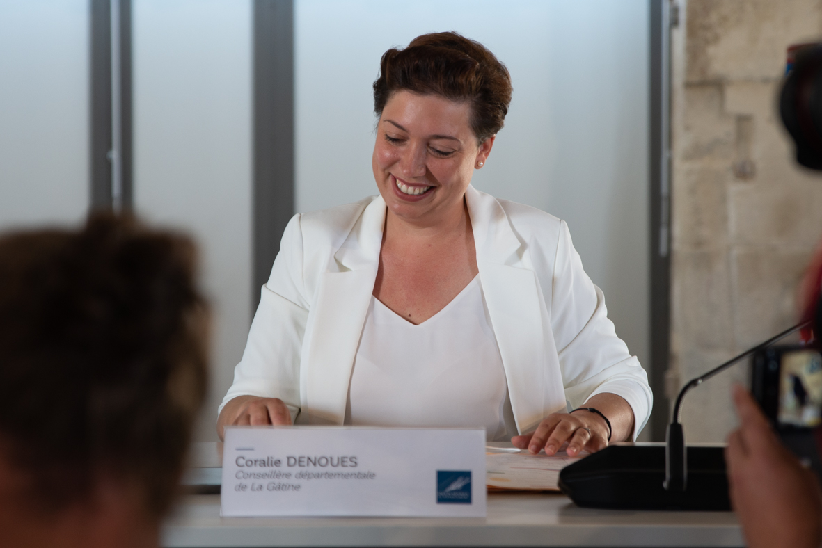 DeuxSevres's tweet photo. À l'issue du vote en #Séancepublique, Coralie DENOUES est élue Présidente du Conseil départemental des #DeuxSèvres.
À 37 ans, elle devient la 1e femme Présidente du Département des Deux-Sèvres. https://t.co/h2M3Z6vzVv
