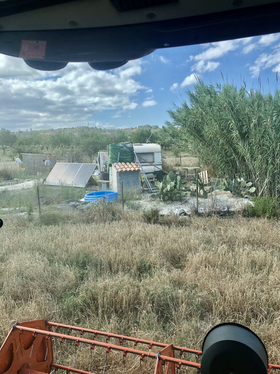 JoanRoigAbraham's tweet photo. Això és sa pandèmia real. Finques des Pla de Mallorca de menys de 1000m2 ocupades per caravanes. Sempre és sa mateixa història: https://t.co/luAOvAnQ9P