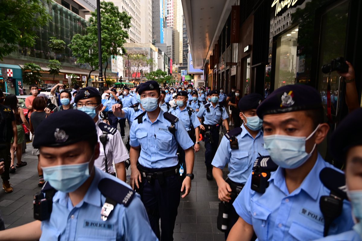 galileocheng's tweet photo. Police suddenly rushed into mall again to chase a youngster planning to display a copy of… Apple Daily. https://t.co/NXRj9jyUMa