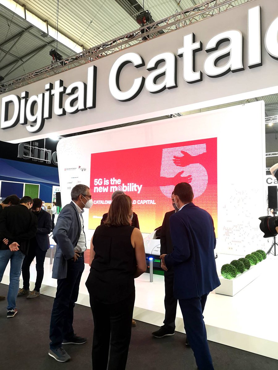 redpuntoes's tweet photo. 🤝🏻 El director general de @redpuntoes Alberto Martínez Lacambra visita el stand de Digital Catalonia en el #MWC21.
#SpainMWC21 #AcceleratingSpain https://t.co/vm5QmKGEmh