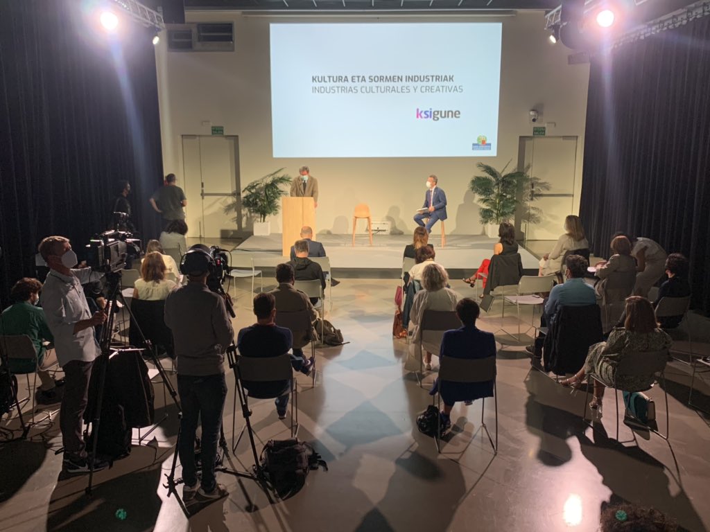 bildarratz's tweet photo. Euskadi persigue potenciar el sector de las Industrias Culturales y Creativas. Junto con el Dpto. de Cultura y Pol. Lingüística hemos presentado el Cluster KSIGUNE: una apuesta por unir la Universidad y Centros superiores con el sector, con las empresas. Colaborar para crecer https://t.co/BuNSOfdd4p