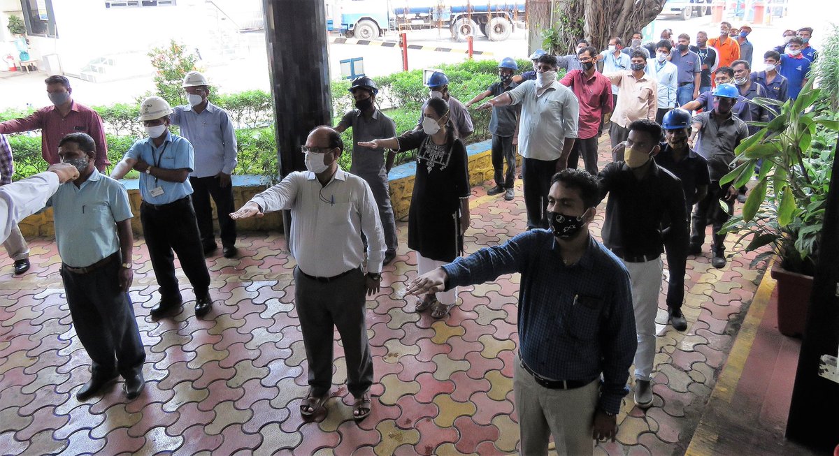 BPCRetailSewree's tweet photo. Sh. Kuldeep Mane launches the #SwachhtaPakhwada by administering #SwachhtaPledge to employees, drivers and contract workers of #BPCL #Sewree @BPCLimited #teamsewree https://t.co/0UMO3UPvnd