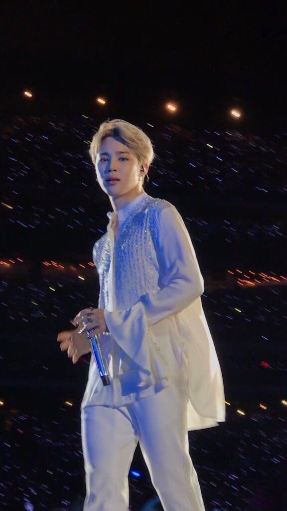 itsDNAshadow's tweet photo. pretty photos of jimin taken by fans; concert edition; a thread https://t.co/F01Rs0Pjk4