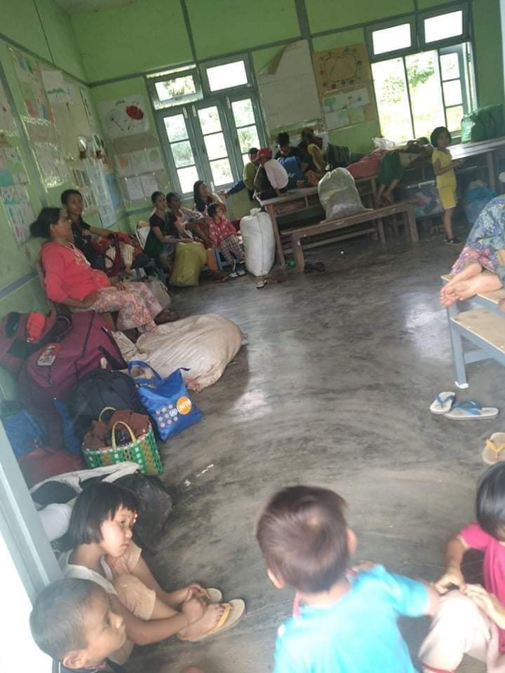 About 350 people have fled to Man Ping village in Mong Naw at 11 am today due to fighting in Kyaukme, Shan State.
#WhatsHappeningInMyanmar
#July1Coup