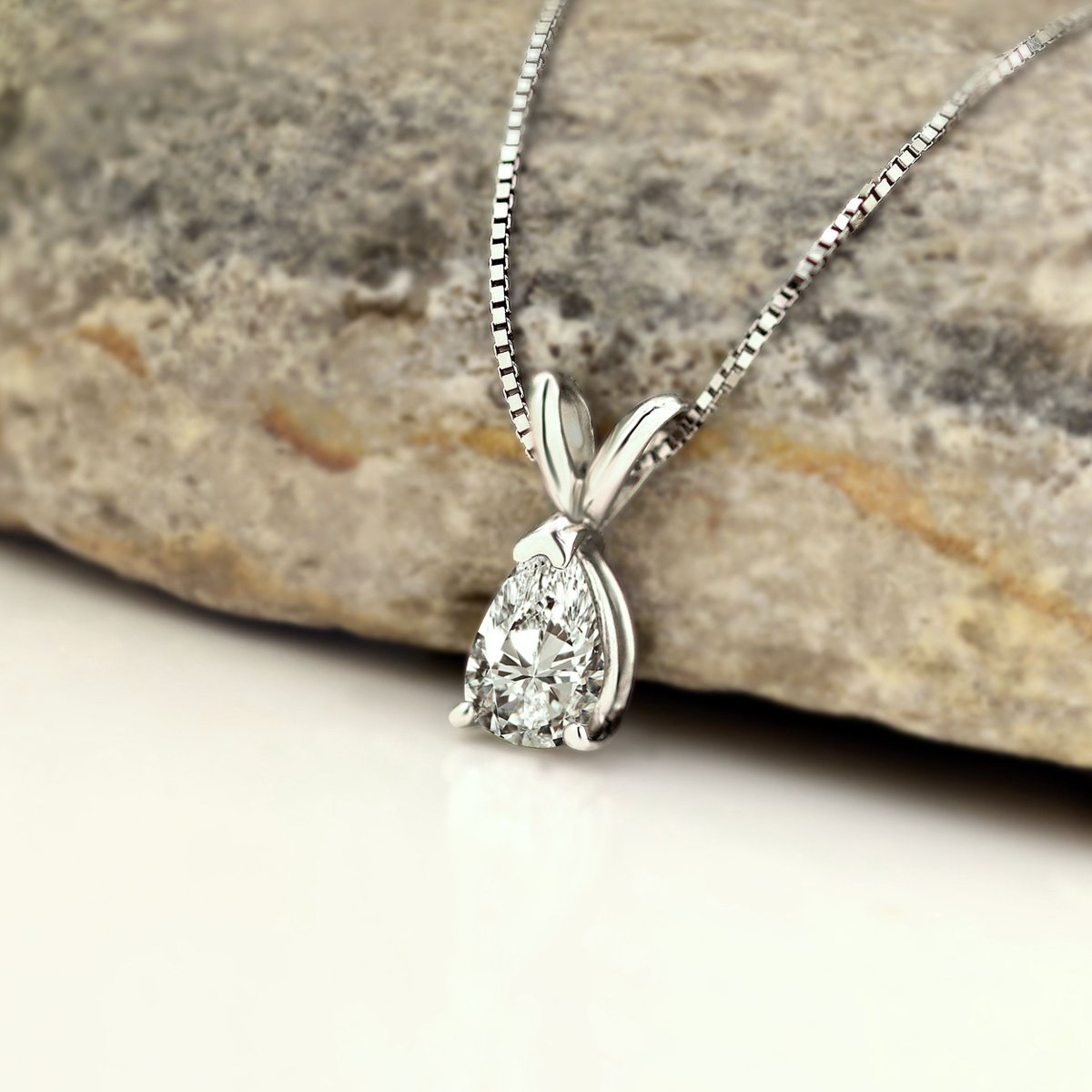 Pendants are an easy way to style pear-shaped diamonds ✨ 

#MyDiamondStuds