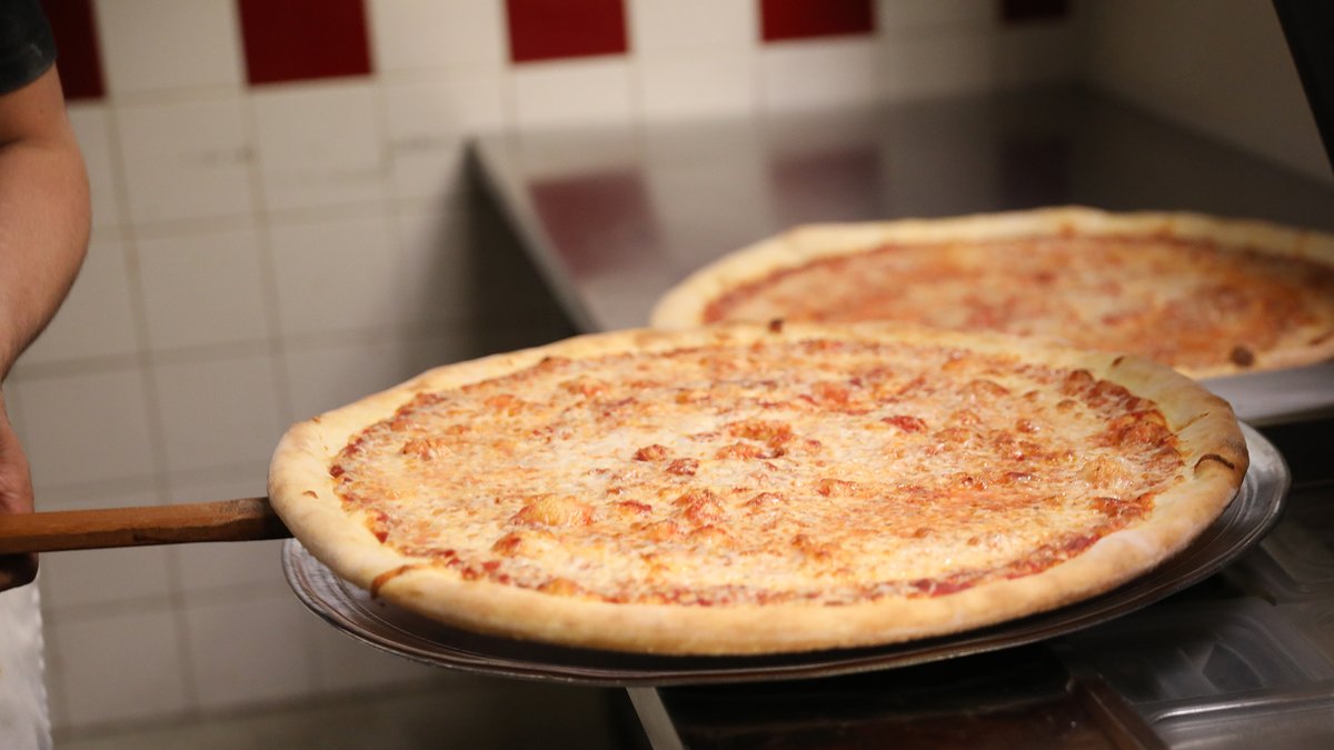 Fireworks are always better when there's 🍕 🎆 𝐁𝐔𝐘 𝐎𝐍𝐄 𝐋𝐀𝐑𝐆𝐄 𝟏𝟖” 𝐂𝐇𝐄𝐄𝐒𝐄 𝐏𝐈𝐙𝐙𝐀 𝐆𝐄𝐓 𝐀 𝐒𝐄𝐂𝐎𝐍𝐃 𝐋𝐀𝐑𝐆𝐄 𝟏𝟖” 𝐂𝐇𝐄𝐄𝐒𝐄 𝐏𝐈𝐙𝐙𝐀 𝐀𝐓 𝐇𝐀𝐋𝐅 𝐏𝐑𝐈𝐂𝐄! 🎆

🎇 4th of July Weekend (through Monday the 5th). See website for full details 🎇