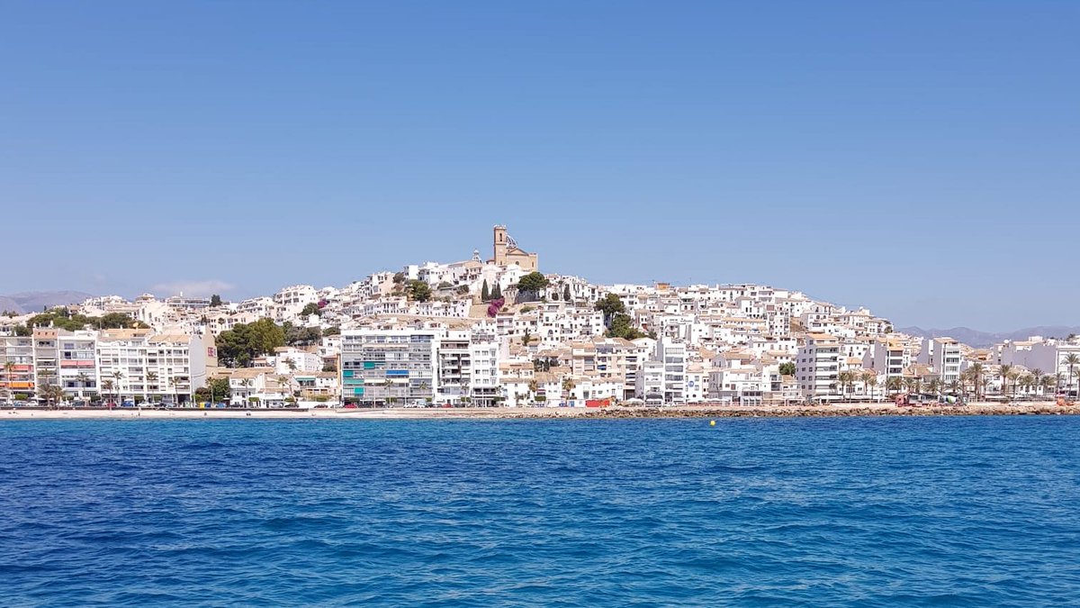 Fem_Festa's tweet photo. Hui visitem un poble de📸! Estem a Altea,🏘️blanques i carrers del nucli antic fets amb cudols blancs, que contrasten amb el🔵de la cúpula de l'⛪️
És un🏡amb 17 festivitats. Les 🌊 i la gastronomia tindran protagonisme 🔝al programa
No us ho perdeu! A les 16:10 h, en @apunt_media https://t.co/mHdDPrXhJF