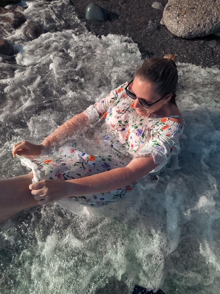 Вот так, просто. Лечь в море, в платье. Да, прям в платье! 
Подальше от проблем, и стрессов. На мгновение уйти в себя! 
🌊🌊🌊🌊🌊🌊🌊🌊🌊🌊🌊🌊🌊