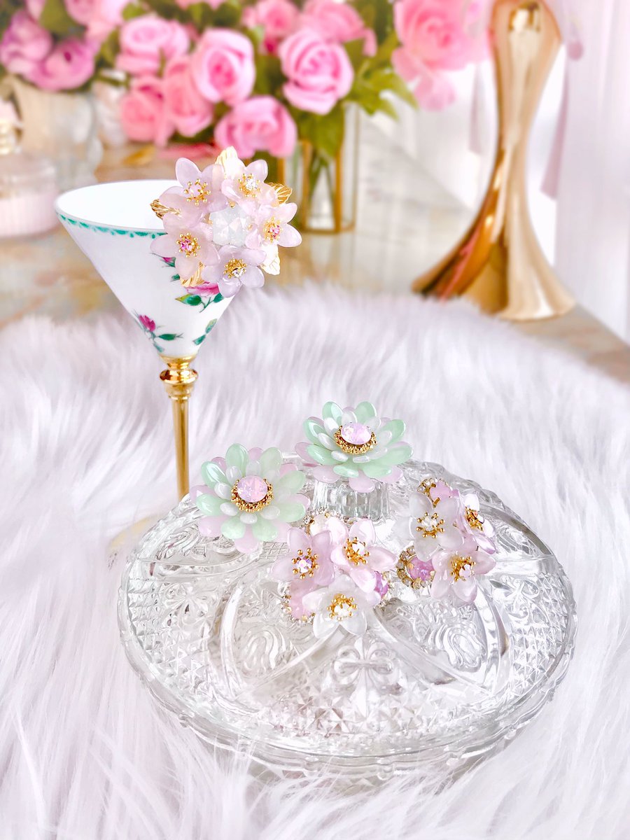 LadyCoco___'s tweet photo. 𝐇𝐞𝐥𝐥𝐨 𝐉𝐮𝐥𝐲 💠✨

𝘚𝘶𝘮𝘮𝘦𝘳 𝘪𝘴 𝘤𝘰𝘮𝘪𝘯𝘨 ♡♡♡
𝘐 𝘩𝘰𝘱𝘦 𝘺𝘰𝘶 𝘩𝘢𝘷𝘦 𝘢 𝘸𝘰𝘯𝘥𝘦𝘳𝘧𝘶𝘭 𝘑𝘶𝘭𝘺 ⛲️𓈒𓏸𓂂

雨上がりの夏に着けたいお花たち🪞∿⋆

#ROYALFLOWER_Collection
∵∴∵∴∵∴∵∴∵∴∵∴∵∴∵∴∵∴∵∴∵∴ https://t.co/UYQiXBF7CE