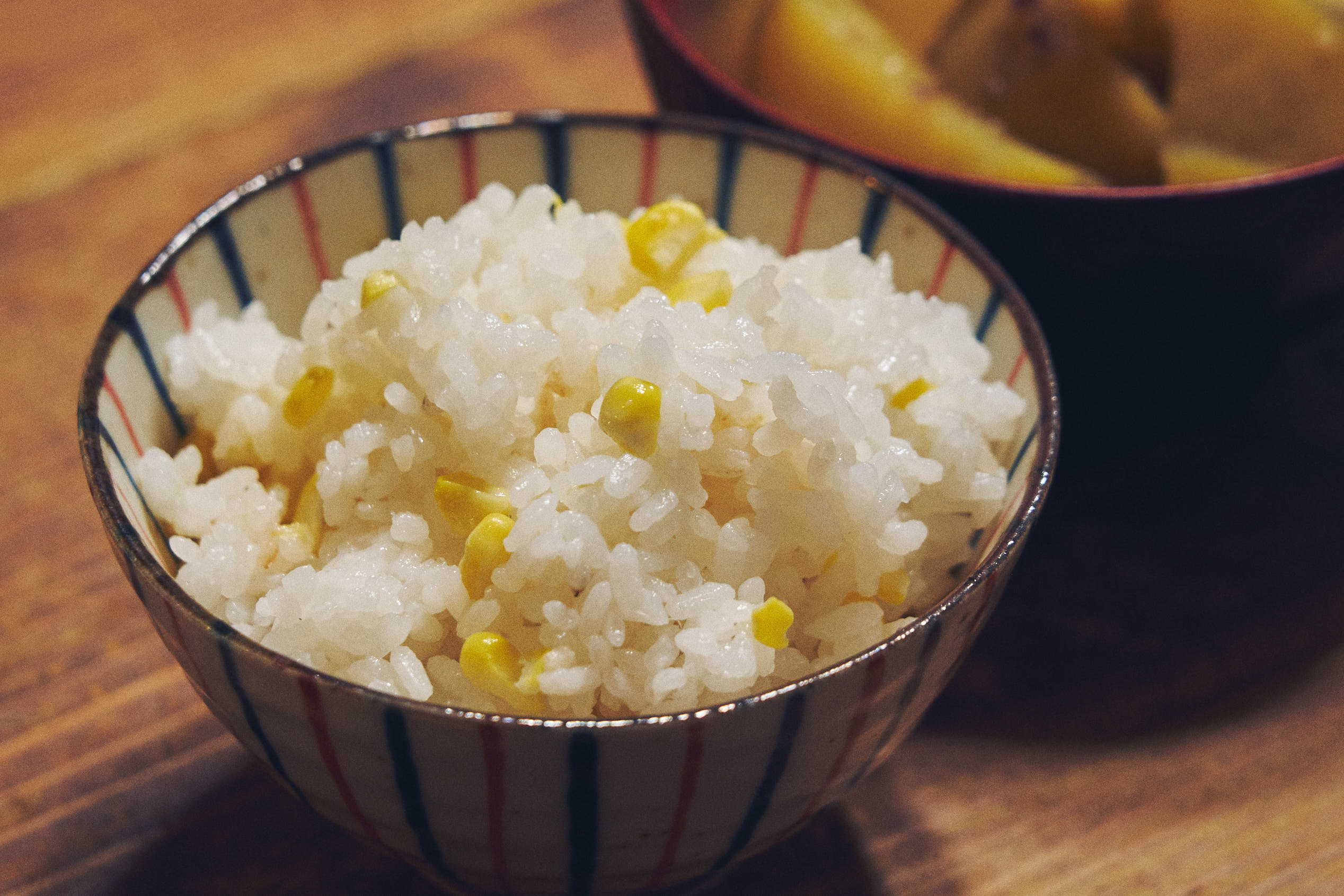 今井真実 料理家 とうもろこしご飯 お米３合 とうもろこし1本削ぎ切り 芯も入れ お塩 小１と1 2 お酒大３ ぷちぷちいい香り お野菜１種類 お米１合につき お塩小さじ1 2弱 お酒大さじ１の割合で炊き込むのが好きです 気分でお昆布入れます