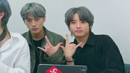 geonuvocals's tweet photo. Sangwoo and Geonu having their own little world for the nth time 😂

#JUSTB #저스트비 @JUSTB_twt https://t.co/LEMyMtsxav