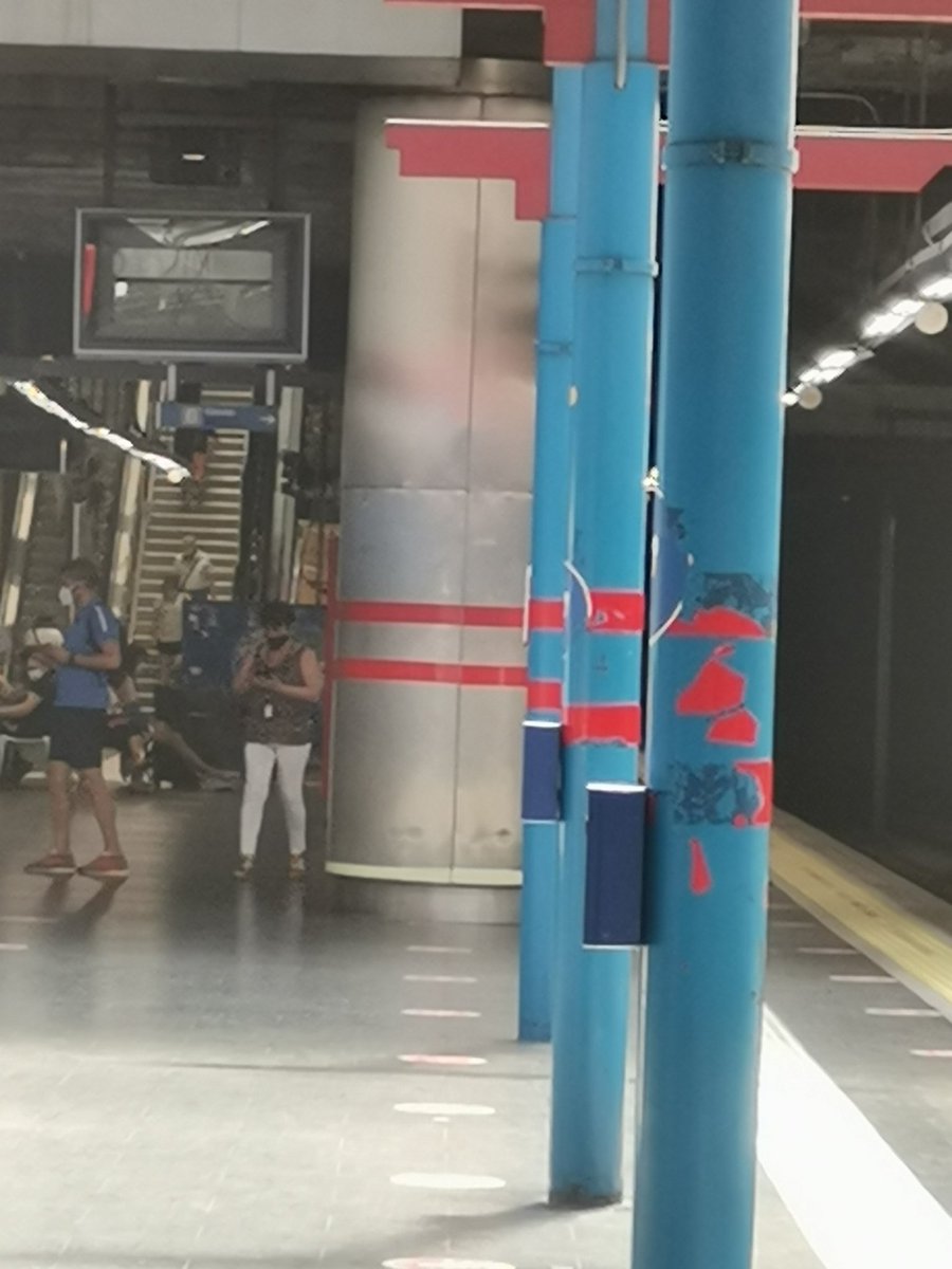 LoreArMa's tweet photo. Estación de Príncipe Pío. Ascensor de andén 1 fuera de servicio. Escaleras de bajada estropeadas.
Si llevas carritos,  vas en silla de ruedas o tu movilidad es reducida te cobran lo mismo pero te lo ponen mucho más difícil @metro_madrid
@MetroIndignados @SufridoresMetro https://t.co/1ViKvNkvYD
