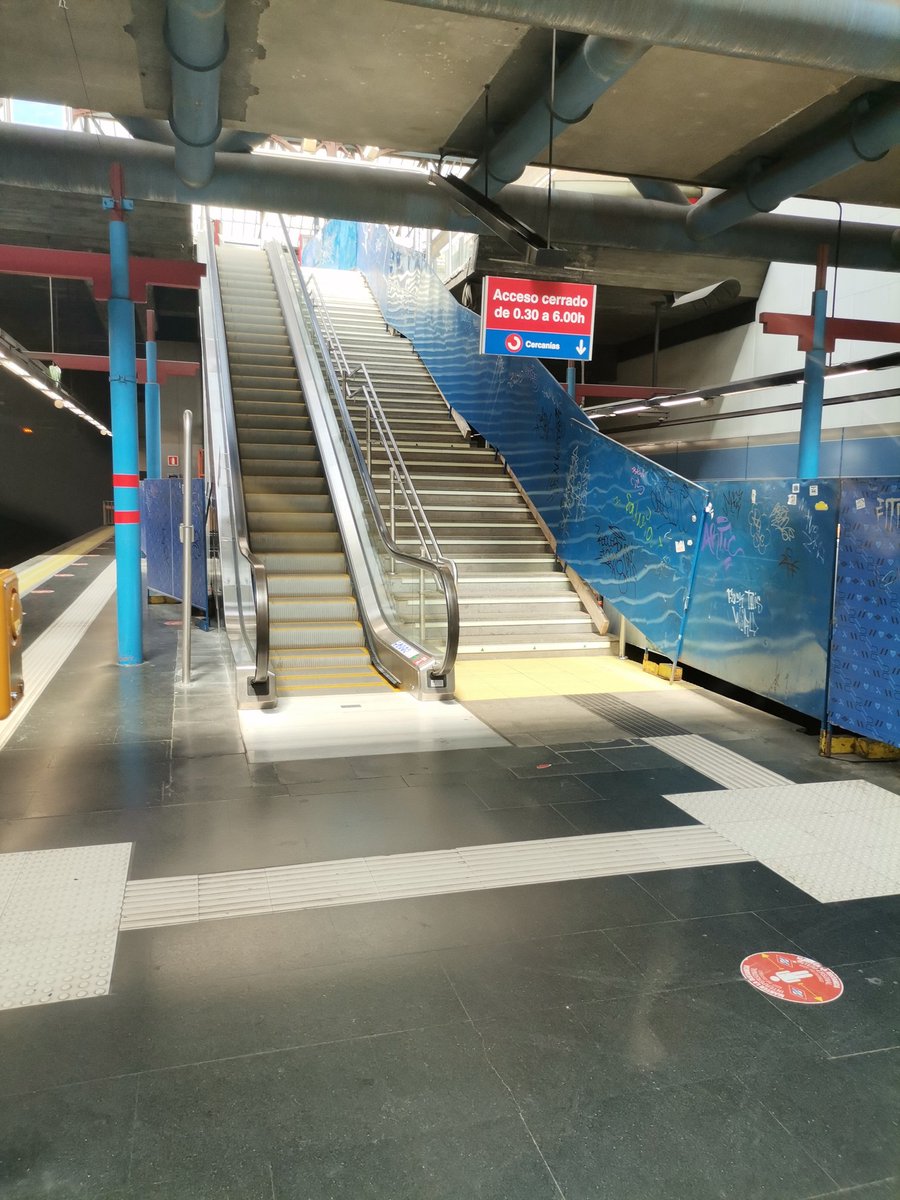 LoreArMa's tweet photo. Estación de Príncipe Pío. Ascensor de andén 1 fuera de servicio. Escaleras de bajada estropeadas.
Si llevas carritos,  vas en silla de ruedas o tu movilidad es reducida te cobran lo mismo pero te lo ponen mucho más difícil @metro_madrid
@MetroIndignados @SufridoresMetro https://t.co/1ViKvNkvYD