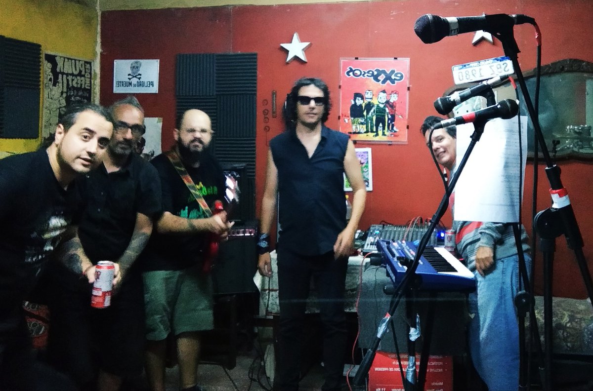 Hoy graba <a href="/GermanTerraja/">Terraja</a> las guitarras de una nueva canción de <a href="/lamemoriabanda/">LA MEMORIA</a> 
 "Arena Inmóvil" 
¡Dibuje <a href="/GermanTerraja/">Terraja</a>!