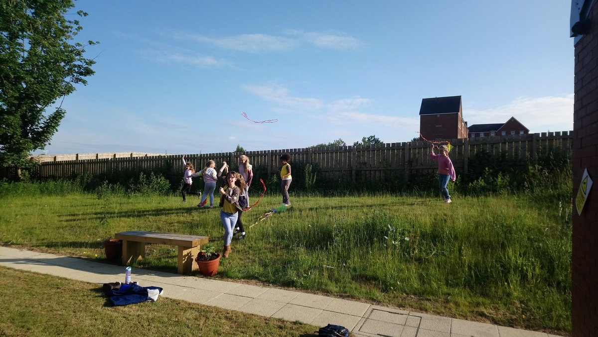 1stMeadowfield's tweet image. Last week we had fun making and flying our own kites. #ExpressMyself #KiteFighter @Girlguiding @GirlguidingNEE @GirlGuiding_DS