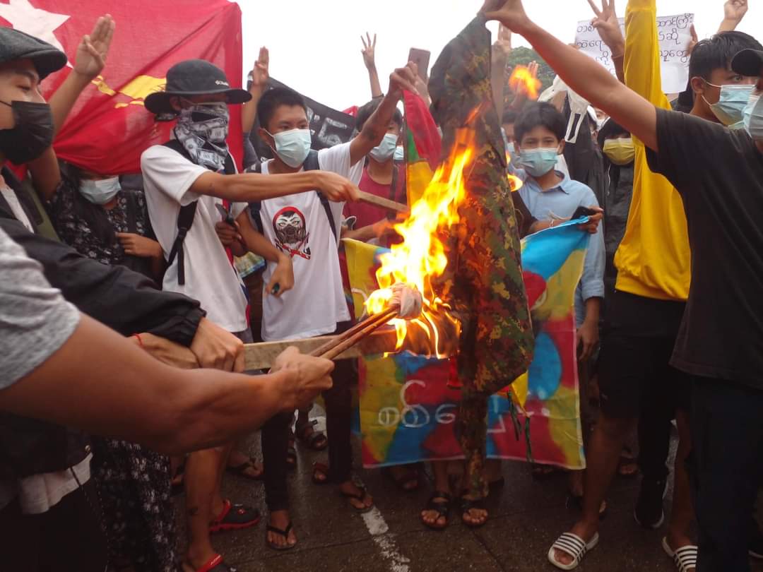 23chuns's tweet photo. On the five months long of the military coup, youths rallied and set fire to military uniforms, shouting that they did not want a military dictator in Thingangyun Township. 
#July1Coup
#WhatsHappeningInMyanmar https://t.co/3kcZxgK7E7